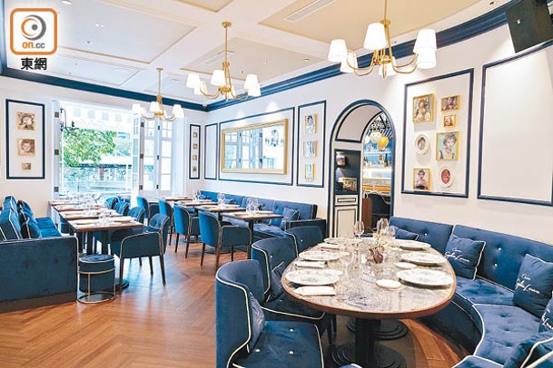 餐廳以蘇菲亞羅蘭最愛的藍白色和奶油色作主色調，藍色絨梳化配雲石枱，加上每個角落掛上她的照片，讓食客欣賞她的風采。