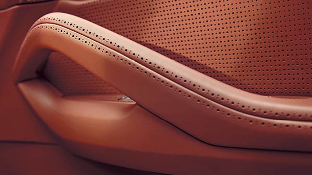 內門板皮革上的特色釘孔雕花細節，靈感源自Brogue風格皮鞋。