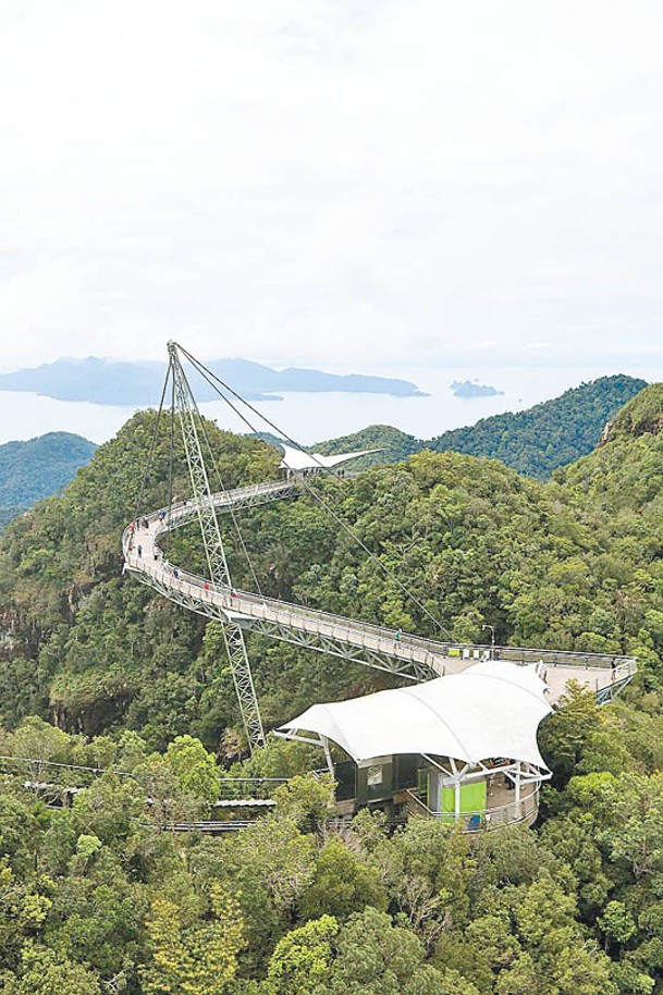 全長125米的天空之橋，懸掛在瑪金樟山兩座山頭之間的深谷上，絕對值得一看。