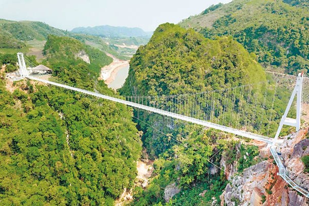 長632米的白龍玻璃橋，獲認證為全世界最長玻璃橋。