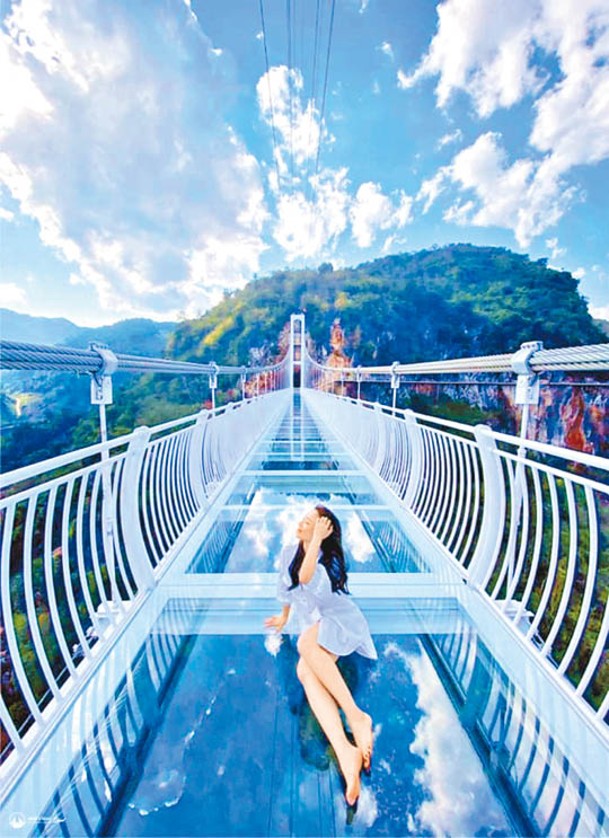 吊橋部分為290米，底部全為通透玻璃，坐下來拍照也很漂亮。