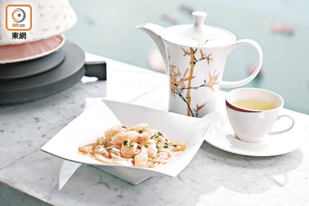 花膠龍蝦湯燴米線<br>龍蝦頭加入熬煮湯汁，放入花膠和龍蝦肉，鮮甜入味。