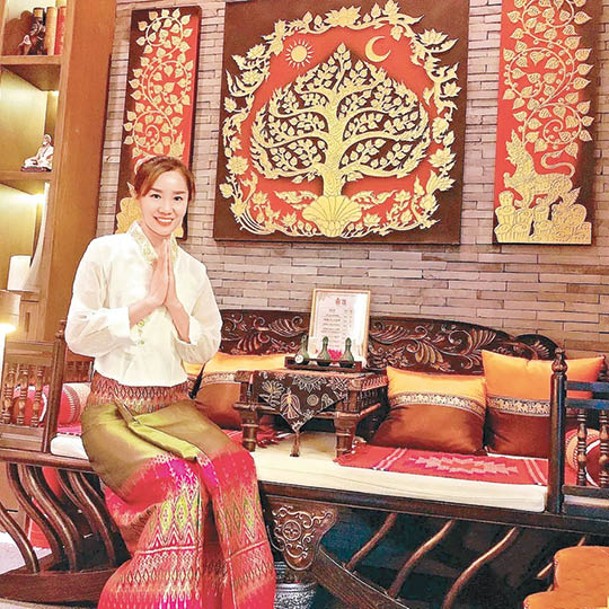 按摩店內採用暖色調，裝潢充滿東南亞風情。