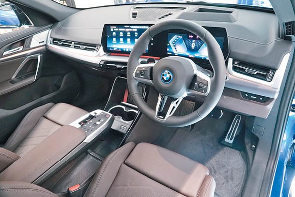 配備BMW Live Cockpit Plus一體式顯示屏，採用新世代iDrive 9系統。