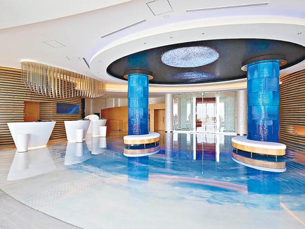 酒店大堂設計靈感源自瀨戶內海的漩渦和海浪，天花板會投射出特別影像。