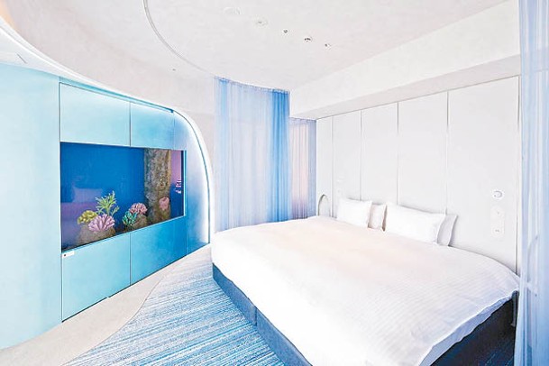「Premier King Aqua」房型設有魚缸，配以特大睡床和別具心思的燈光及地氈。