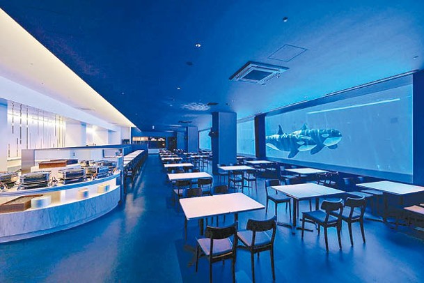自助餐廳 Blue Ocean Orca Stadium內可邊享用美食、邊透過長21米、高2.7米的玻璃觀賞虎鯨 。