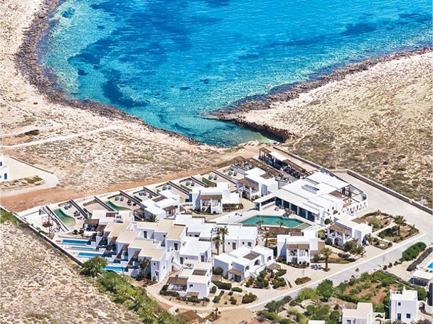 酒店翻新後於今年重新開業，提供44間套房，可欣賞愛琴海美景。