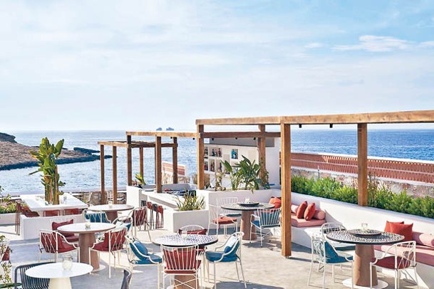 餐廳朝向愛琴海，可邊歎美饌邊看日落。