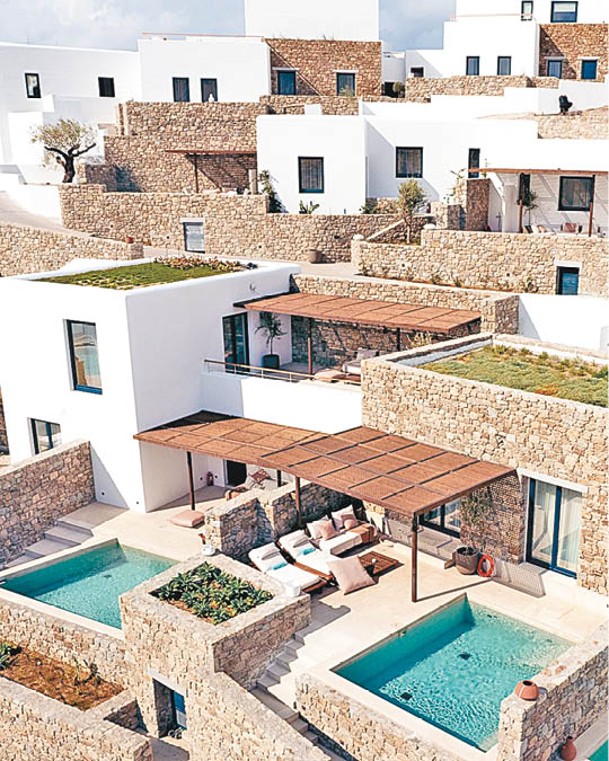 套房及別墅均附設可將愛琴海盡收眼底的私人泳池和平台。
