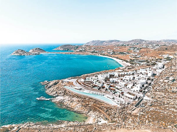 沿懸崖邊而建的度假村，面對着愛琴海。