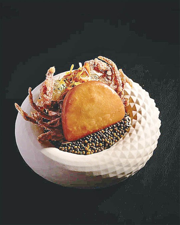 Golden Soft-shell Crab Bao<br>柔軟麵包夾着炸軟殼蟹和蔬菜，外表有點似Q版的螃蟹。