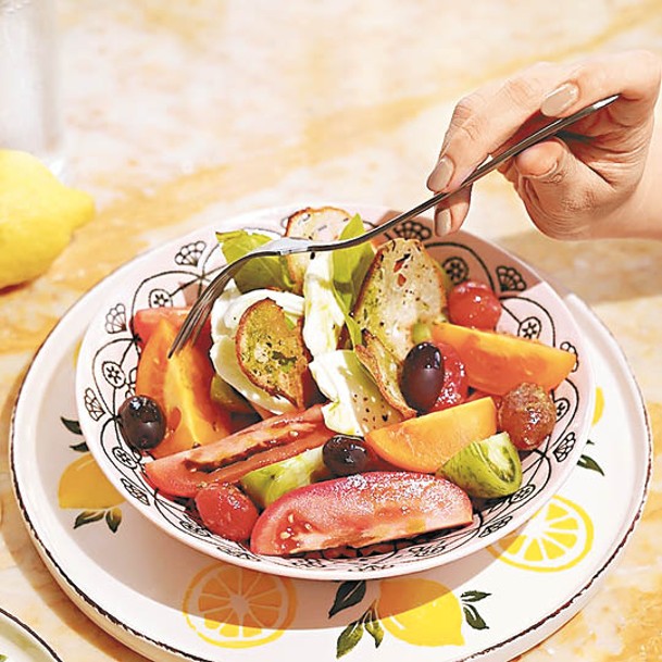 Panzanella Salad<br>復古番茄、黑橄欖和酸種麵包配橄欖油，簡單開胃。