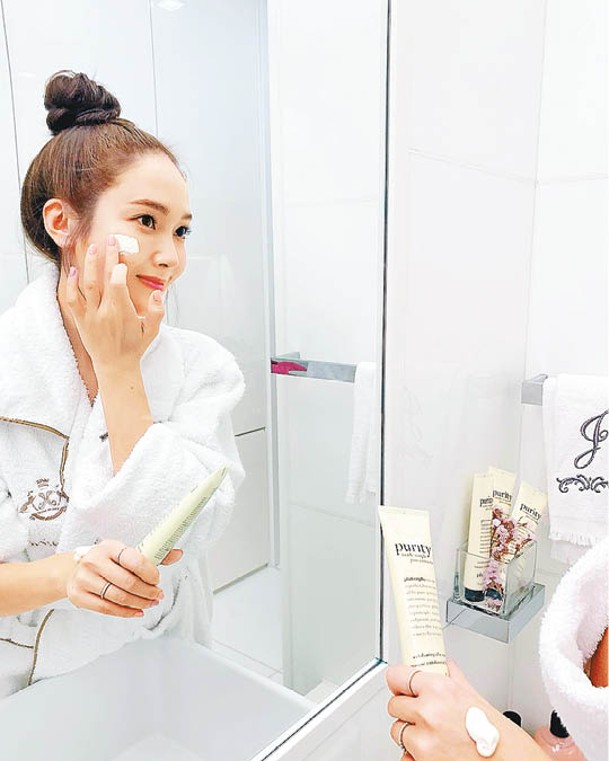洗臉後，趁肌膚濕潤立即塗抹含玻尿酸成分的保濕精華，能加強補水效果。