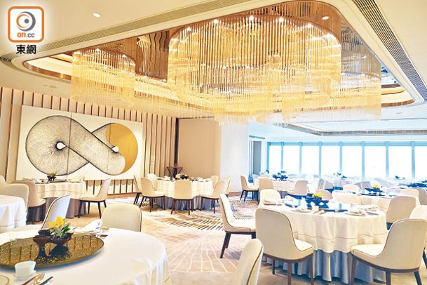 主用餐區配水晶燈夠寬敞，加上一大排玻璃窗，空間感十足。