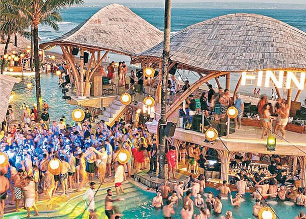 Finns為峇里島最大規模的Beach Club之一，一天到晚都人頭湧湧。