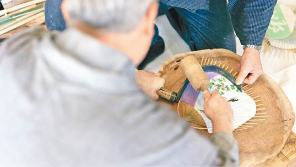 早餐後前往松帆亭，由丸龜工藝師教授傳統的團扇製作。