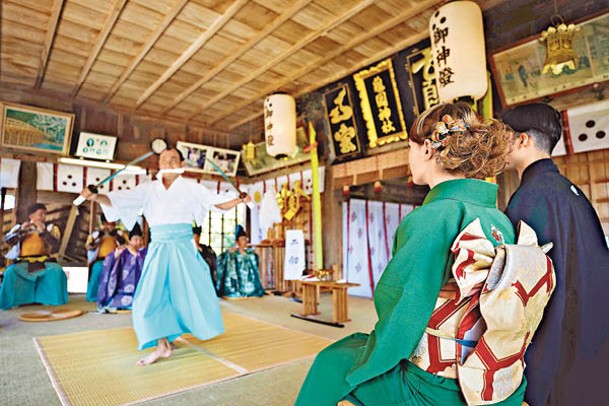住客有機會欣賞有千多年歷史，日本國家指定重要無形民俗文化財「平戶神樂」表演。