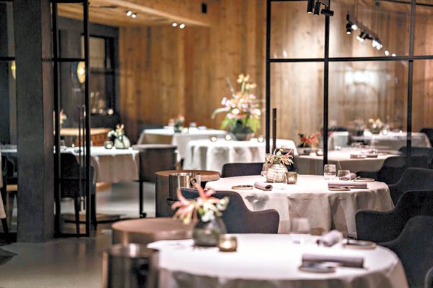 餐廳以溫暖的木製家具搭配潔白的桌布，營造出復古高貴的用餐氣氛。