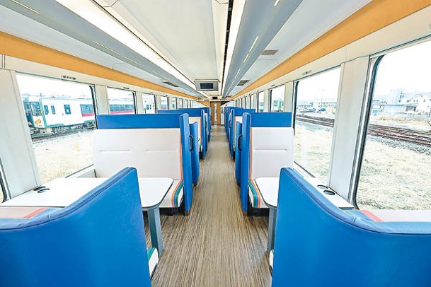 1號車廂設置4人座、2人座的包廂座位和單人座位。