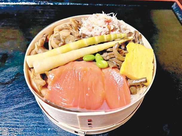 會津名物「田季野輪箱飯」使用了會津產稻米，再加入當季食材結合而成。