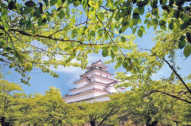 會津若松城是福島縣會津若松市象徵，亮點是日本唯一使用了紅瓦的天守閣。