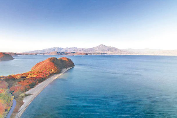 豬苗代湖是日本第四大湖泊，因與遠方的盤梯山相互輝映，故有「天鏡湖」美稱。