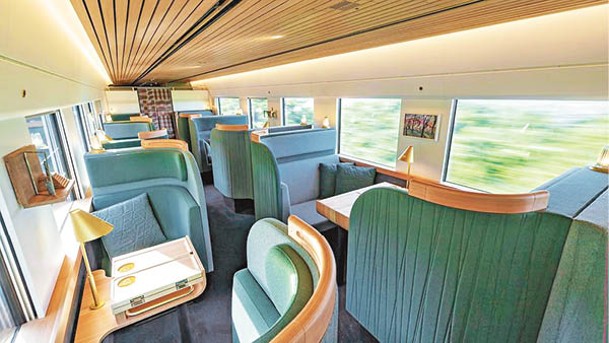 3號車廂的靈感源自久留米地區的平原及山景，以藍綠為主色，並以福岡產的杉木打造桌子。