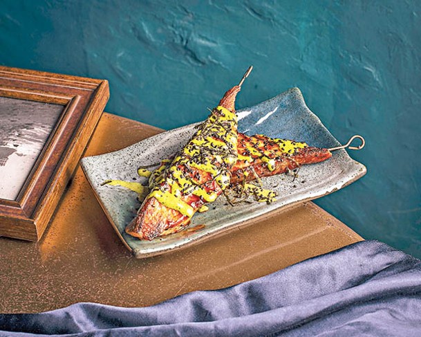 燒三文魚扒<br>受日式照燒三文魚啟發，將秘魯黑辣椒照燒醬塗在魚肉上燒烤，配山葵青檸蛋黃醬，魚肉味突出。