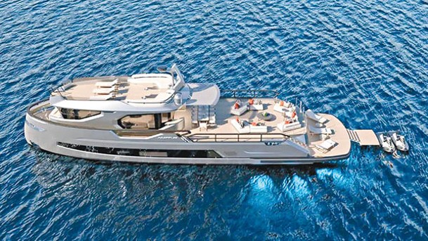 灰色船身帶有金屬質感，配搭條紋木甲板，觀感時尚。（Red Yacht Design）