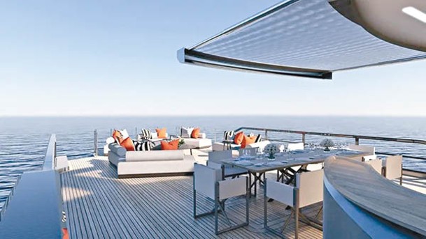 在船尾舉行露天派對，可一次過享受陽光、海風和無敵海景。（Red Yacht Design）
