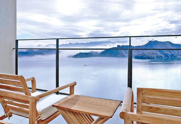 酒店周圍依山傍水，每間房都可欣賞270度湖畔美景。