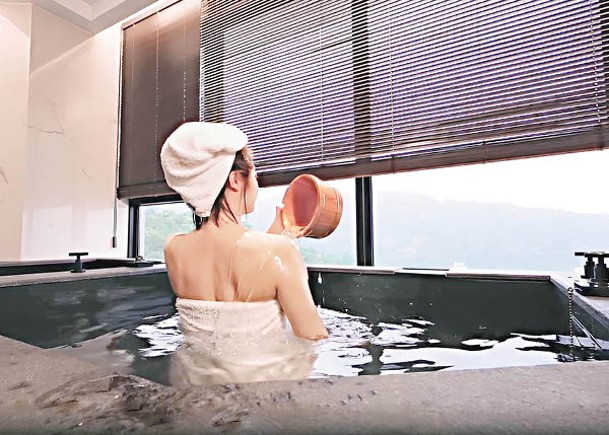 酒店每間客房都設有私人溫泉浴池，部分客房可邊泡湯邊賞湖景。