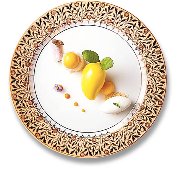 將傳統的杧果糯米飯以現代風格呈現，包括杧果凍糕、椰子雪糕及蜜餞椰子班戟。