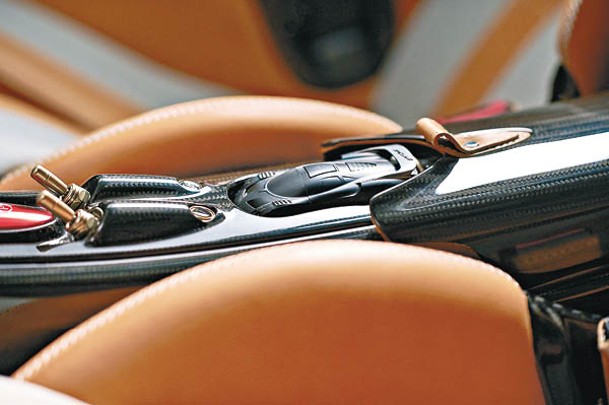 車匙造型以Huayra Epitome縮小模型設計，並於波棍台與碳纖手枕連儲物格之間特設擺放位置。