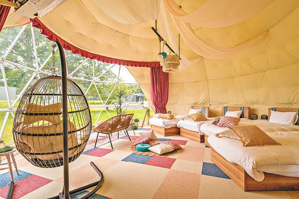 直徑7米的大型圓頂帳篷配備冷氣及齊全家具電器。