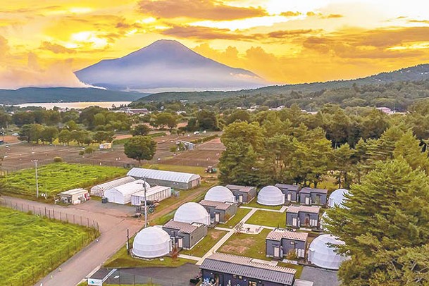 於Kanoa Fuji Yamanakako Glamping Resort可眺望氣勢磅礴的富士山，日落時分尤其漂亮。