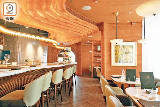 餐廳以美國羚羊谷作設計意念，砂岩色波浪條紋和柱子配灰色木地板，滿滿大自然氣息。