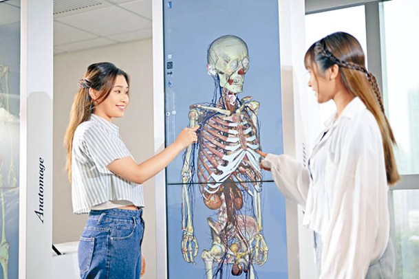 圖為位於東華學院馬錦燦紀念大樓虛擬實境中心的「虛擬實境教學解剖台」，幫助學生更易理解人體各部分結構。