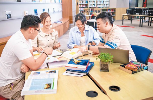 圖書館提供不同的學習空間，支援同學作小組討論。