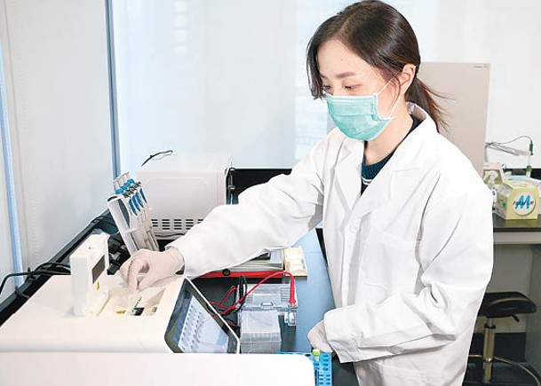 學院葵興校園的「健康及分子檢測實驗室」引入業界採用的設備。