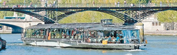 Diamant II號是塞納河上另一家人氣玻璃船餐廳，由Bateaux Parisiens經營，每晚提供兩輪3至4道菜的晚餐。