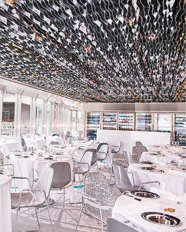 餐廳裝潢時尚簡約，加上以全落地式大玻璃窗環繞，提供極開揚的用餐環境。
