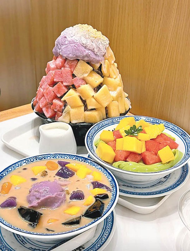招牌刨冰山、水果仙草最受歡迎，五顏六色的水果賣相一流。