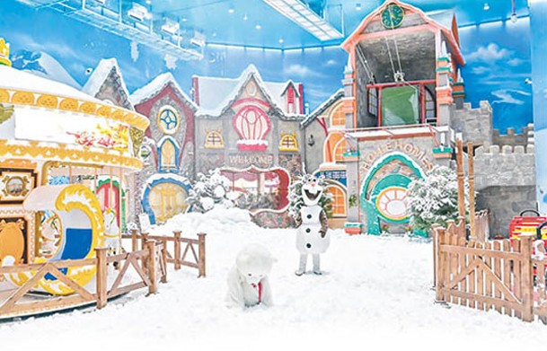 飄雪廣場以飄雪機不定時吹出雪花，營造漫天飛雪效果。