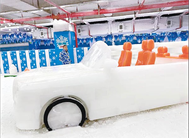 以冰雪製成的汽車和電單車等，是一大打卡位。