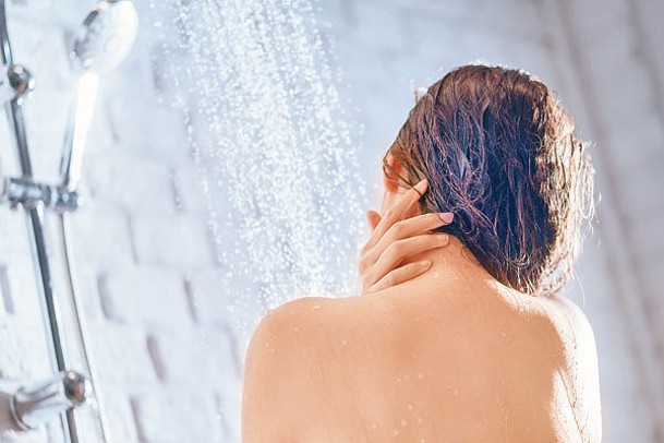 不要在身體出汗時沖凍水涼，宜用稍低於體溫的暖水洗澡。