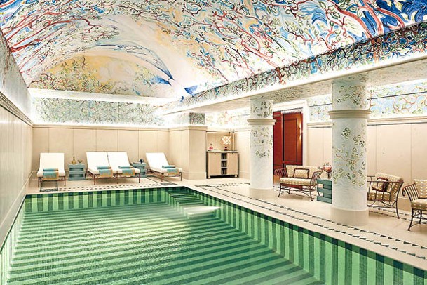 水療中心設有室內泳池，放鬆身心的同時可欣賞繪滿天花板的希臘神話風壁畫。