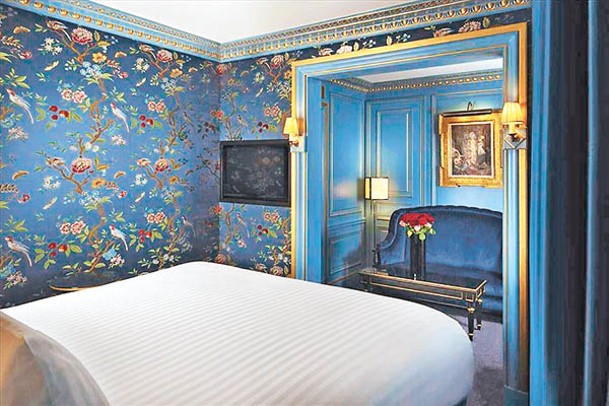 酒店以法國文豪馬塞爾‧普魯斯特為靈感，裝潢典雅華麗，展現美好年代的巴黎精緻沙龍生活。