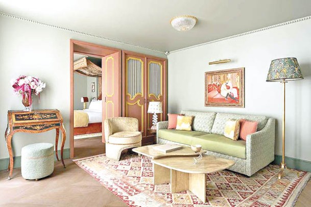 酒店房間設計走法國古典主義及風格，用色配搭大膽，兼有童話故事的夢幻感覺。